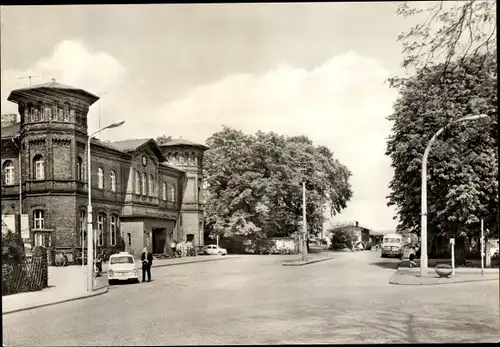 Ak Finsterwalde in der Niederlausitz, Bahnhof, Straßenansicht