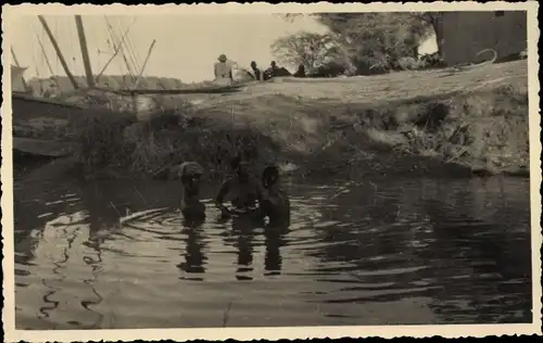 Foto Guinea, Einheimische im Wasser