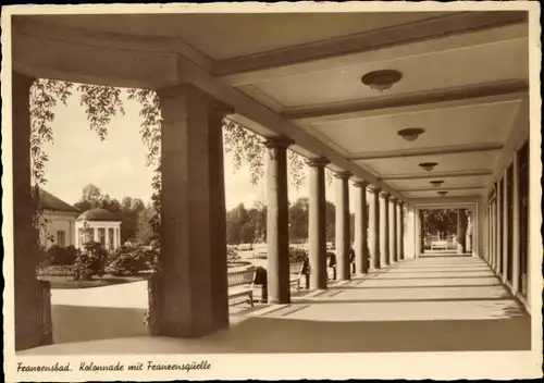 Ak Františkovy Lázně Franzensbad Region Karlsbad, Kolonnade mit Franzensquelle