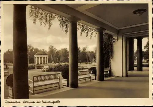 Ak Františkovy Lázně Franzensbad Region Karlsbad, Kolonnade mit Franzensquelle