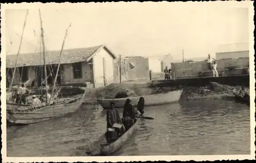 Foto Guinea, Partie am Hafen, Einheimische, Ruderboot