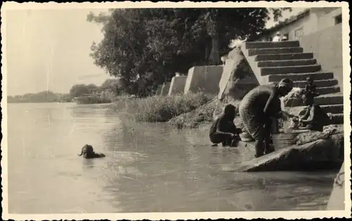 Foto Guinea, Einheimische am Wasser, Treppe