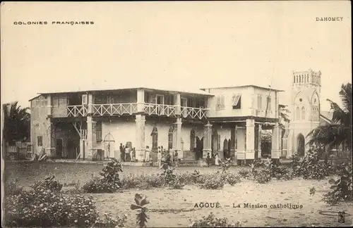 Ak Agoue Dahomey Benin, La Mission catholique, Einheimische vor dem Missionsgebäude