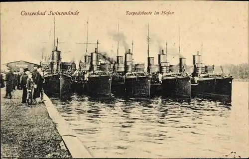 Ak Świnoujście Swinemünde Pommern, Deutsche Kriegsschiffe, Torpedoboote im Hafen