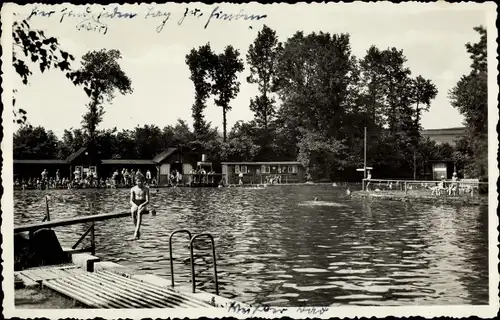 Foto Ak Neukirch in der Lausitz, Freibad, Blick vom Beckenrand aus, Sprungbrett