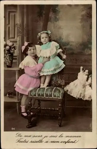 Ak Zwei Mädchen mit Puppe