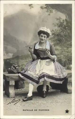 Ak Sitzportrait einer Frau in Tracht, Bataille de Pommes, Gemüse, Früchte