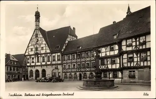 Ak Forchheim in Oberfranken Bayern, Rathaus mit Kriegerbrunnen-Denkmal
