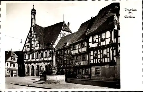 Ak Forchheim Oberfranken, das Rathaus, Rathausplatz mit Brunnen