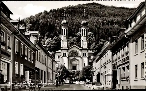Ak Todtnau im Südschwarzwald, Pfarrkirche St. Johannes der Täufer, Straßenpartie