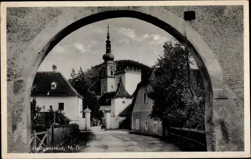 Ak Heiligenkreuz Niederösterreich, Blick durch das Tor