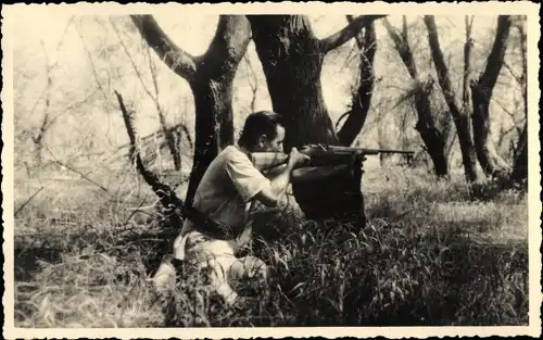 Foto Guinea, Mann beim Jagen, Gewehr