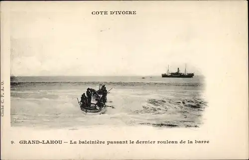 Ak Grand Lahou Elfenbeinküste, La baleiniere passant le dernier rouleau de la barre