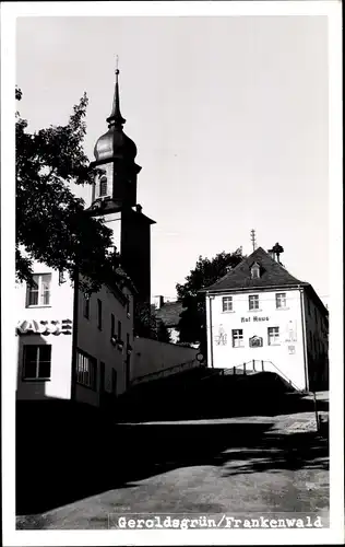 Foto Ak Geroldsgrün im Frankenwald Oberfranken, Kirche, Rathaus