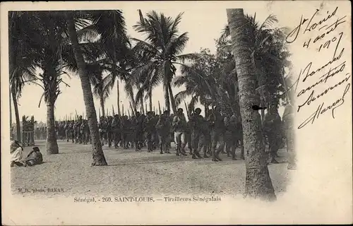 Ak Saint Louis Senegal Afrika, des Tirailleurs Sénégalais, Soldatenmarsch,Palmen