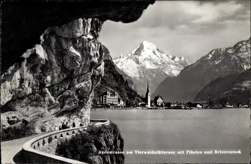 Ak Flüelen Kt Uri, Blick gegen die Axenstraße am Vierwaldstättersee mit Flüelen u. Bristenstock