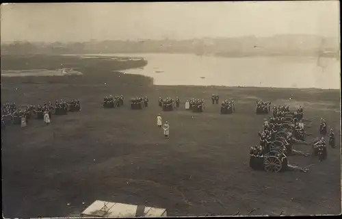Foto Ak Deutsche Geschütze und Soldaten auf einem Manöverfeld