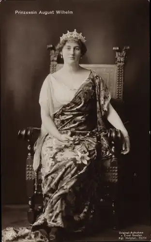 Ak Alexandra Viktoria von Schleswig-Holstein-Sonderburg-Glücksburg, Prinzessin August Wilhelm, Thron