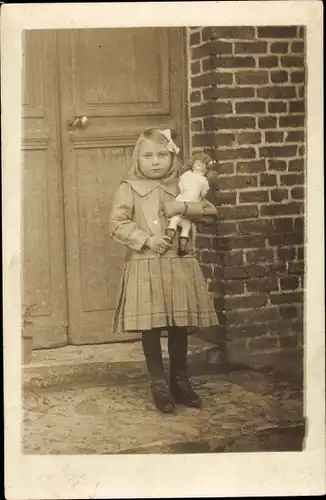 Foto Ak Mädchen mit Puppe auf dem Arm, Haustür