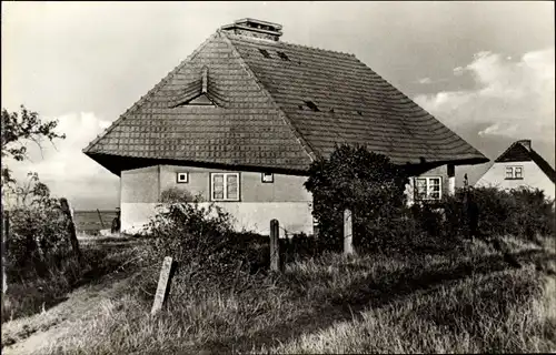 Ak Vitte Insel Hiddensee in der Ostsee, Haus mit schiefen Dach