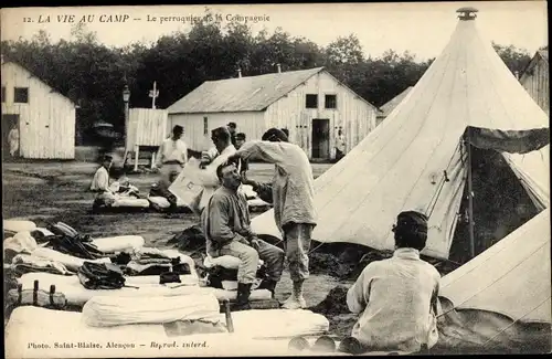 Ak La vie au camp, Le perruquer de la Compagnie, Barbier, französische Soldaten, Baracke, Zelt