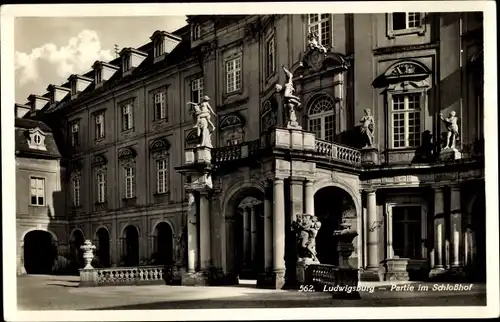 Ak Ludwigsburg in Württemberg, Partie im Schlosshof