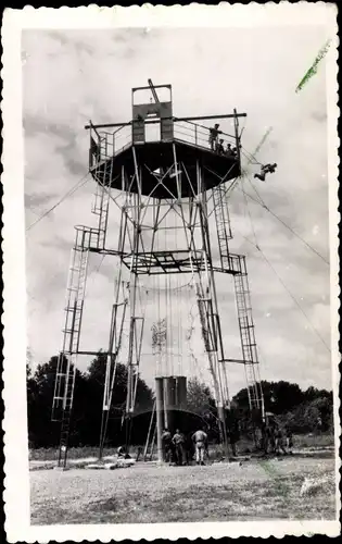 Foto Fallschirmspringer bei Sprungübungen