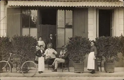 Foto Ak Frankreich, Cafe, Kellner, Gäste, Fahrrad