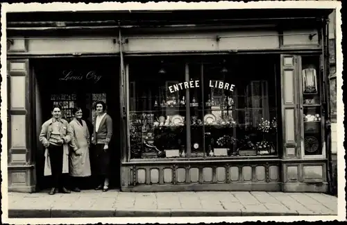 Foto Ak Beaumont Sarthe ?, Mann und Frauen vor einer Handlung, Schaufenster