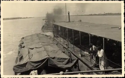 Foto Guinea, Transport, Dampfboot, Einhemische