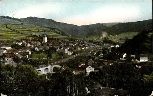 Ak Probstzella in Thüringen, Gesamtansicht, Eisenbahnbrücke