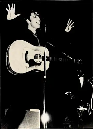 Ak Schauspieler und Sänger Elvis Presley, Portrait, Gitarre