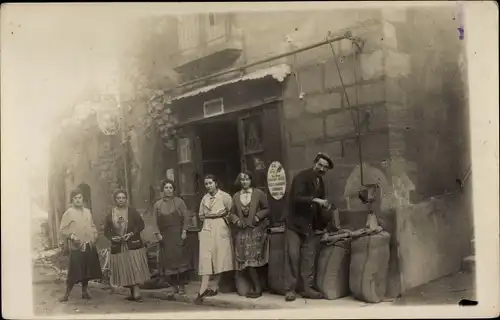 Foto Ak Frankreich, Geschäftshaus, Waren in Säcken, Frauen