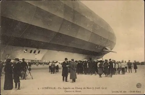 Ak Luneville Meurthe et Moselle, Un Zeppelin au Champ de Mars 1913