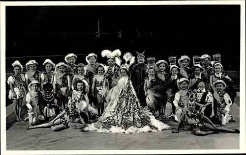 Ak C.H. Schäfers Zirkus Stadt Liliput, Liliputaner, München Solln, Memlingstraße 11, Kostüme