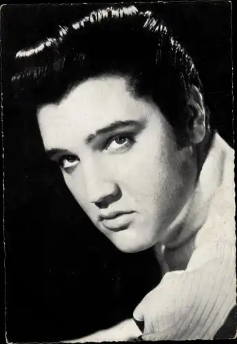 Ak Sänger Elvis Presley im weißen Pullover, 1958