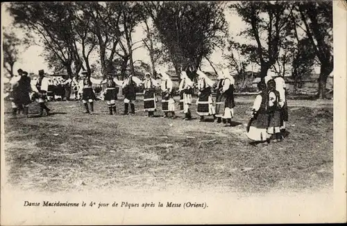 Ak Mazedonien, Danse Macéddonienne le 4e jour de Paques aprés la Messe, Tänzer in Volkstrachten