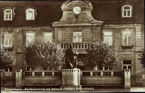 Ak Reuterstadt Stavenhagen in Mecklenburg, Reuterdenkmal mit Rathaus, Geburtshaus