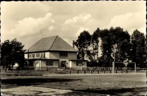 Ak Goldberg in Mecklenburg, Turnhalle am Sportplatz