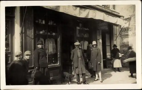 Foto Ak Frankreich, Menschen vor einem Geschäft, Cafés Gilbert, Hund