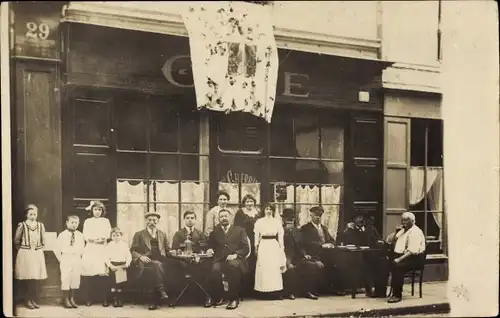 Foto Ak Frankreich, Café, Gäste, Kellnerin, Hausnr. 29