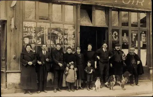 Foto Ak Frankreich, Café, Geschäft, Gruppenbild, Hunde