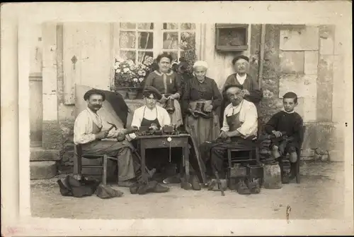 Foto Ak Frankreich, Cordonnier, Schuhmacher, Schuster bei der Arbeit