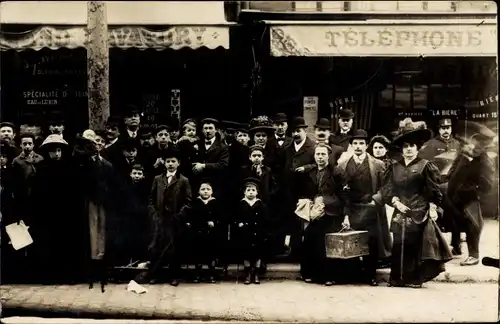 Foto Ak Frankreich, Menschengruppe vor Geschäften