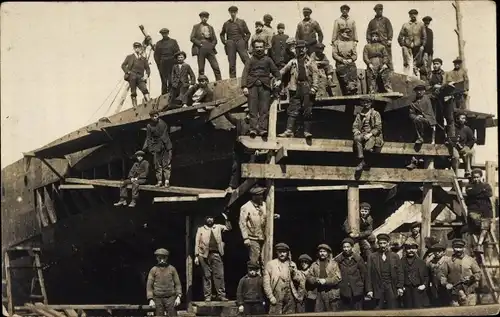 Foto Ak Frankreich, Werftarbeiter, Rumpf eines Schiffes, Baugerüst