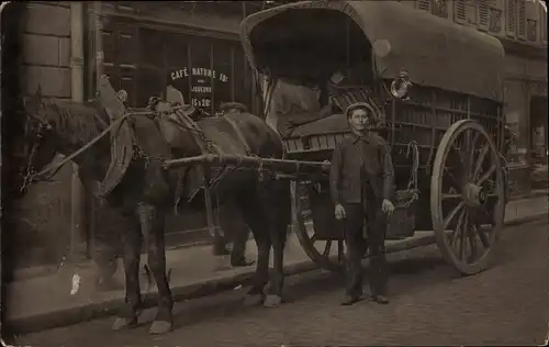 Foto Ak Frankreich, Pferdefuhrwerk, Kutsche, Café