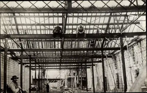 Foto Ak Frankreich, Bau eines Gebäudes, Stahlträger, Dachstuhl