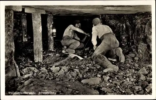 Ak Steinkohlenbergbau, Strebeabbau, Bergleute im Stollen