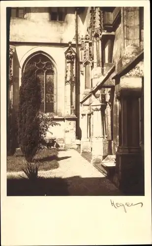 Ak Nürnberg in Mittelfranken, Partie im Hof, Bleiglasfenster