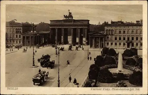 Ak Berlin Mitte, Pariser Platz mit Brandenburger Tor